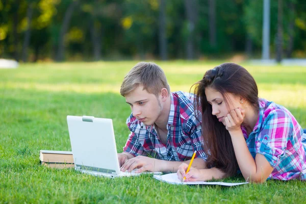 Young teen couple with laptop — Stockfoto