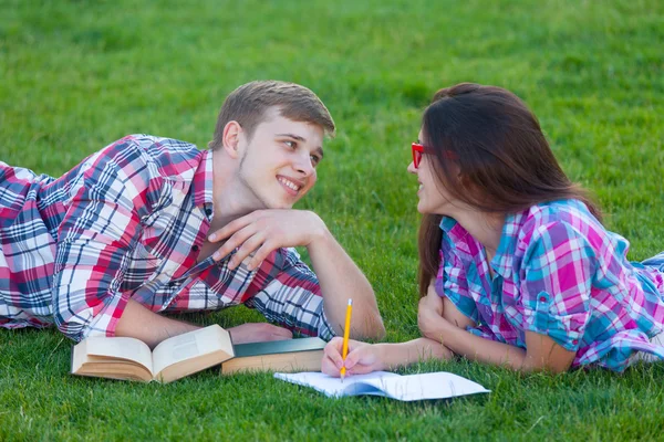 Student woman and man with books — Stockfoto