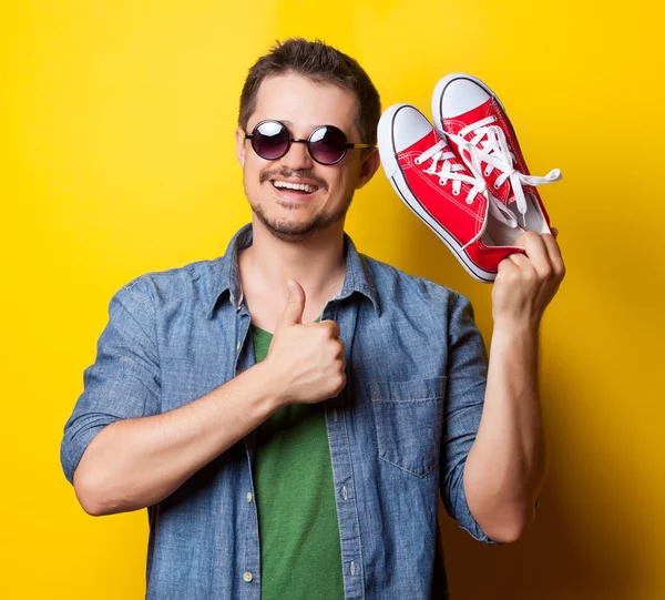Guy in shirt with red gumshoes — Stockfoto