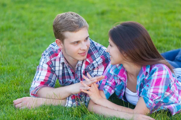 Jonge tiener paar — Stockfoto