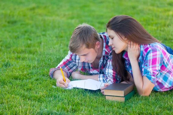 Jovem casal adolescente com caderno — Fotografia de Stock