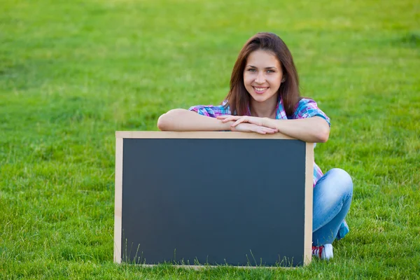 Jong meisje met blackboard — Stockfoto