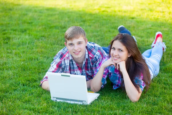 Jeune couple adolescent avec ordinateur portable — Photo