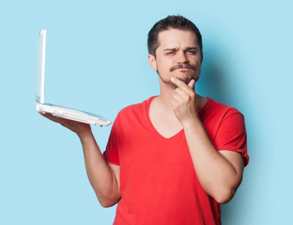 Guy in t-shirt with laptop — Stok fotoğraf