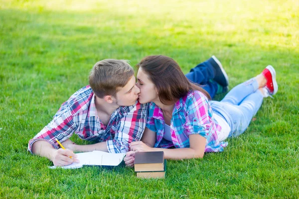 Jovem casal adolescente com caderno — Fotografia de Stock