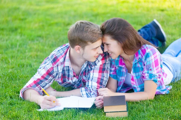 Young teen couple with notebook — Stockfoto