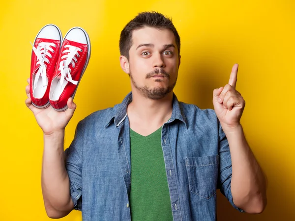 Chico de camisa con zapatos de goma rojos —  Fotos de Stock
