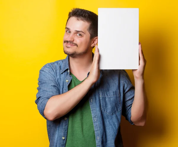 Smiling guy in shirt with white board — Stockfoto