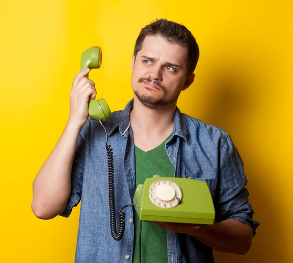 Cara em t-shirt com telefone retro verde — Fotografia de Stock