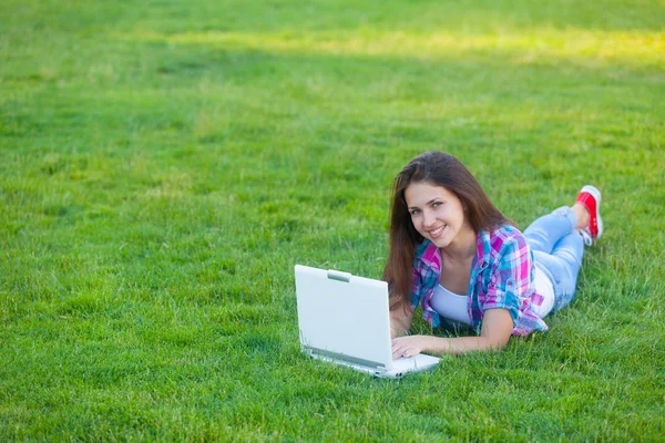 便携式计算机和笔记本的女孩 — 图库照片