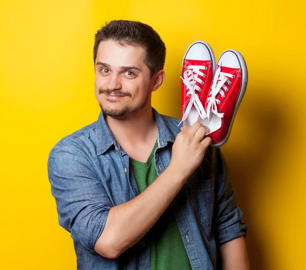 Guy in shirt with red gumshoes — Stock Photo, Image