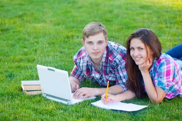 Young teen couple with laptop — Stock Photo, Image