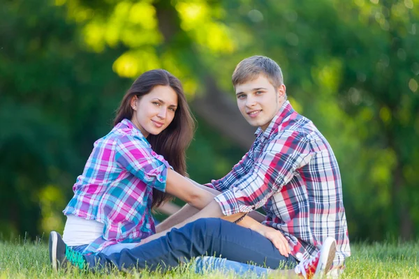 Jovem adolescente casal — Fotografia de Stock