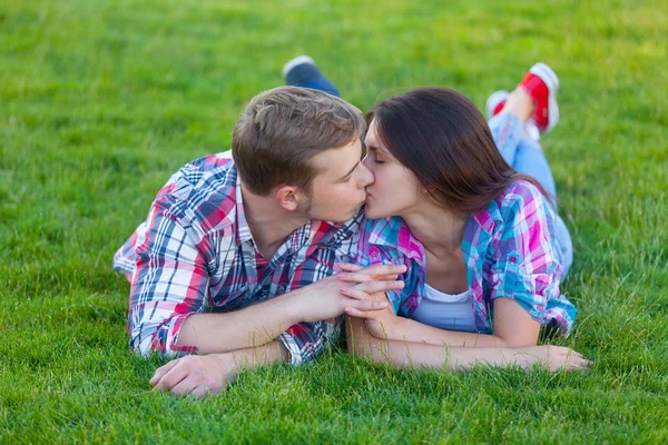 Jovem adolescente casal — Fotografia de Stock