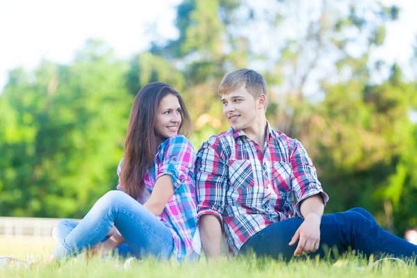 Jeune adolescent couple — Photo