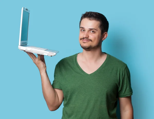 Guy in t-shirt with laptop — Stockfoto