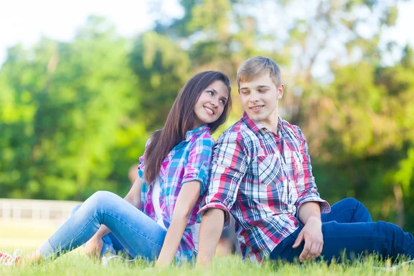 Jovem adolescente casal — Fotografia de Stock