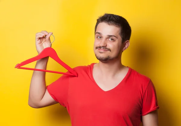 Guy in t-shirt with hanger — Stockfoto