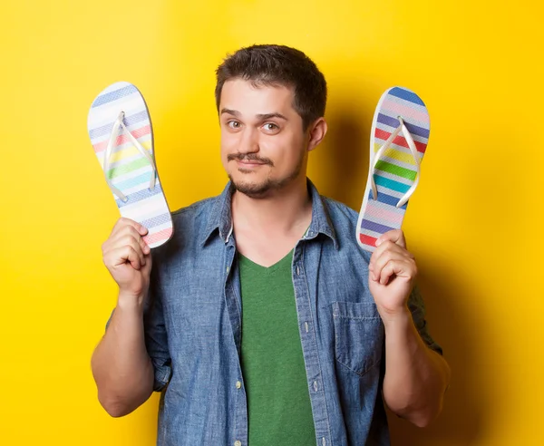 Cara de camisa com chinelos — Fotografia de Stock