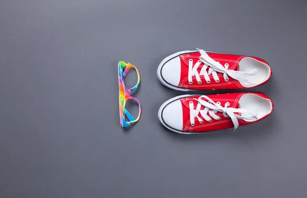 Zapatos de goma rojos y gafas de sol —  Fotos de Stock