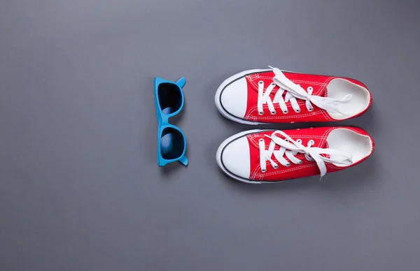 Zapatos de goma rojos y gafas de sol — Foto de Stock