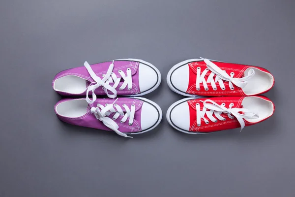 Chaussures à gommes classiques rouges et violettes — Photo
