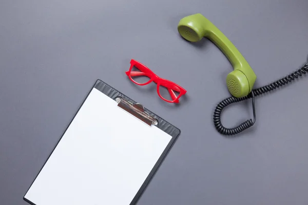 Portapapeles y viejo teléfono verde — Foto de Stock