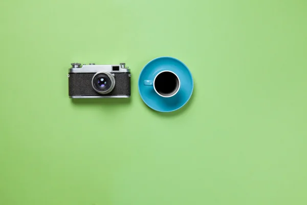 Cup of coffee and old camera — Stock Photo, Image