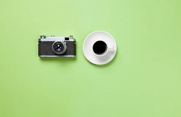 Cup of coffee and old camera — Stock Photo, Image