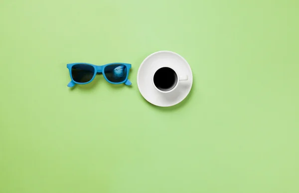 Φλιτζάνι καφέ και γυαλιά ηλίου — Φωτογραφία Αρχείου