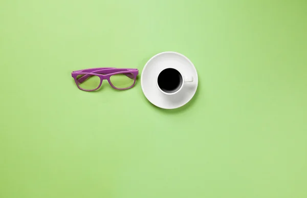 Tasse Kaffee und Sonnenbrille — Stockfoto