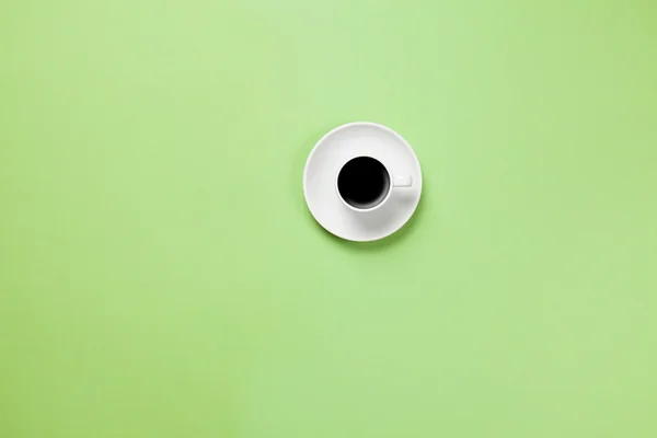 Beyaz fincan kahve üzerinde — Stok fotoğraf