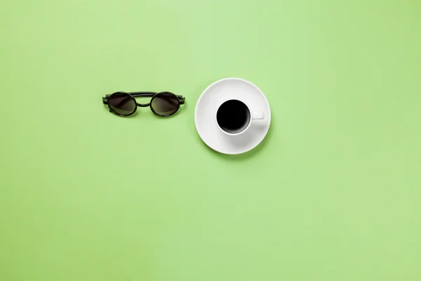 Tasse de café et lunettes de soleil — Photo