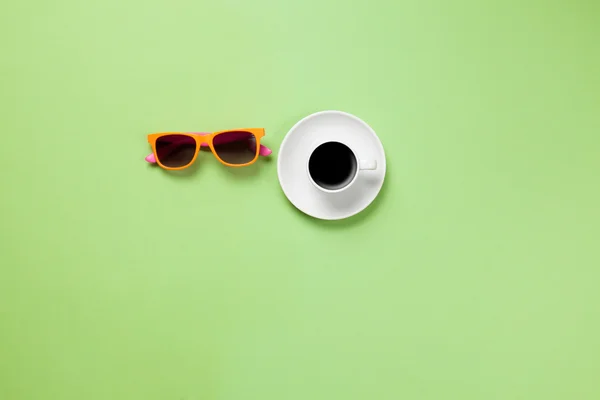 Tasse de café et lunettes de soleil — Photo