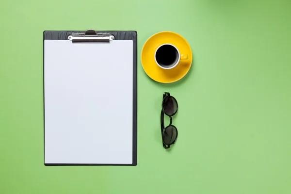 Papieren kopje koffie op groen — Stockfoto