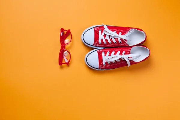 Gafas graduadas y zapatos de goma rojos — Foto de Stock