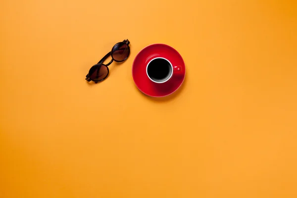 Óculos de sol e xícara de café — Fotografia de Stock