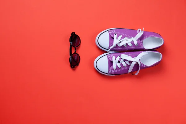 Sunglasses and purple gumshoes — Stock Photo, Image