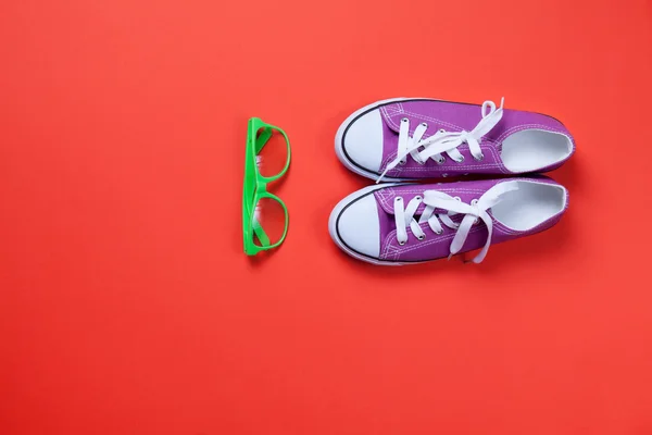 Gafas de sol y zapatos de goma en rojo — Foto de Stock