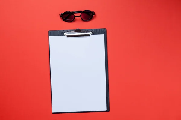 Clipboard with blank and eyeglasses — Stock Photo, Image