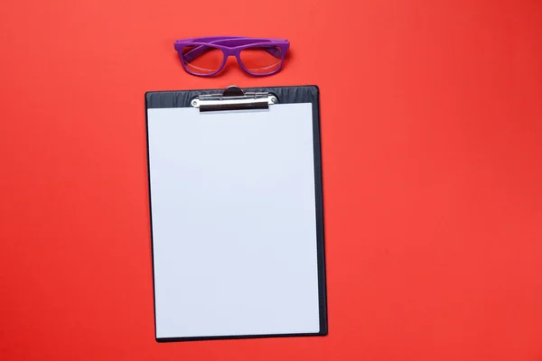 Clipboard with blank and eyeglasses — Stock Photo, Image