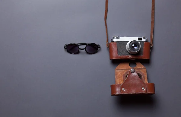 Okulary i aparat retro — Zdjęcie stockowe