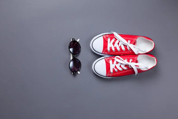 Gafas de sol y zapatos de goma rojos — Foto de Stock