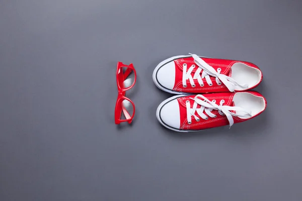 Rode brillen en rode gumshoes — Stockfoto
