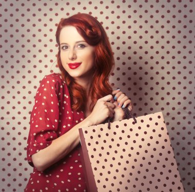 alışveriş torbaları ile Kızıl saçlı kadın