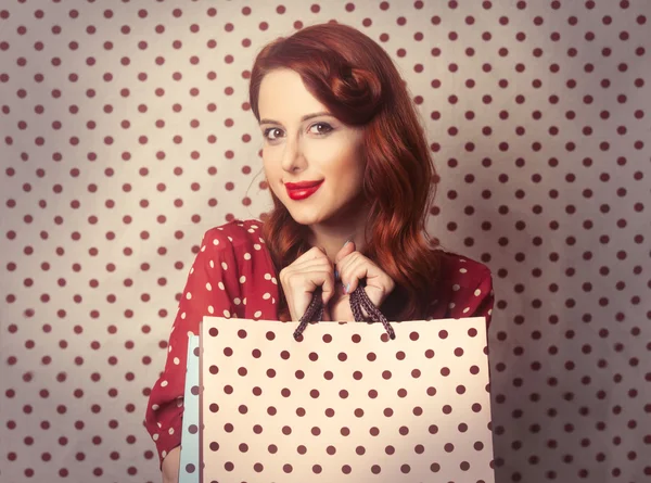 Рыжая женщина с сумками для покупок — стоковое фото