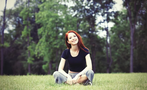 Woman relaxing in the lawn — 图库照片