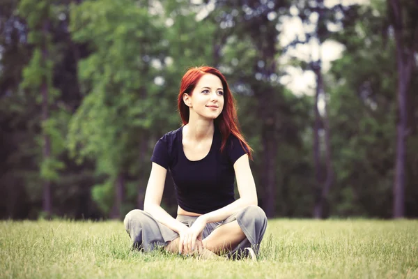 Woman relaxing in the lawn — Stock Photo, Image