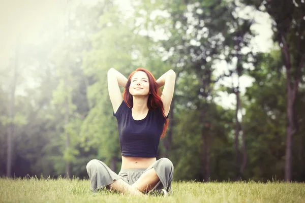 Жінка розслабляється на газоні — стокове фото