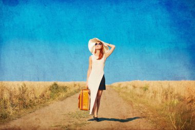 Kızıl saçlı kız çanta kırsal Road